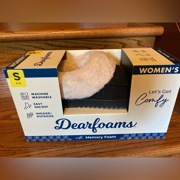 NIB Dearfoams Women's Memory Foam Slippers Faux Fur Slip On Indoor Outdoor Black - Picture 2 of 6